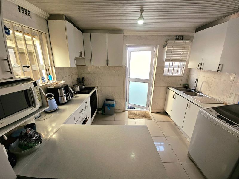 Three bedroom family home - Photo 4