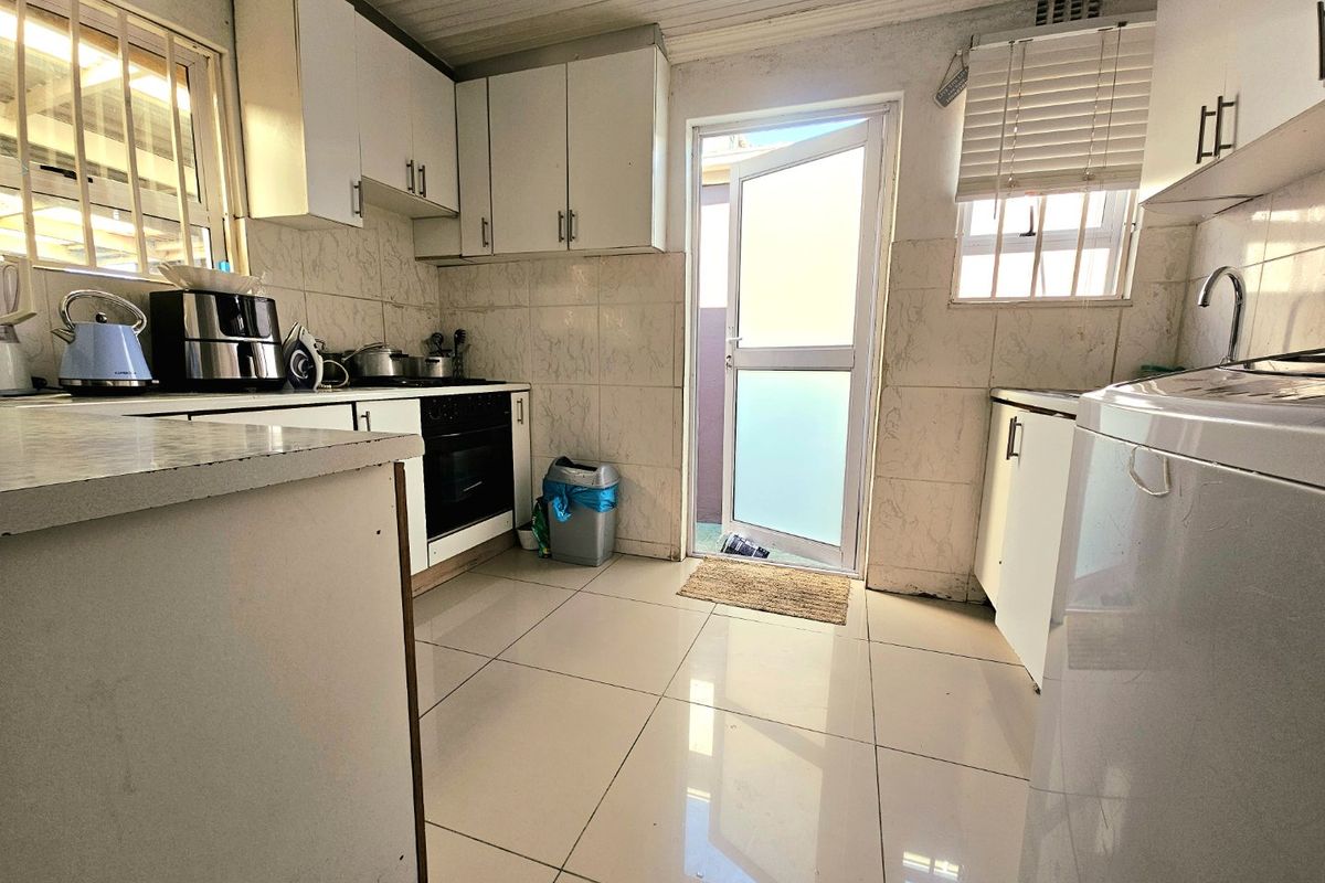 Three bedroom family home - Photo 2