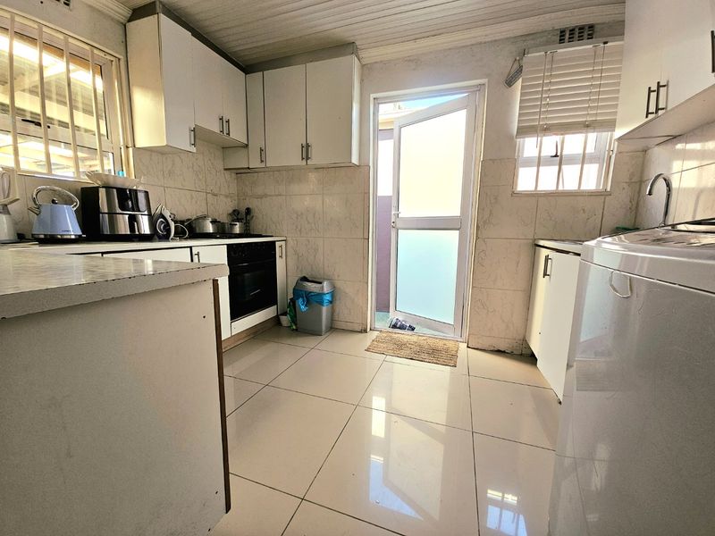 Three bedroom family home - Photo 2