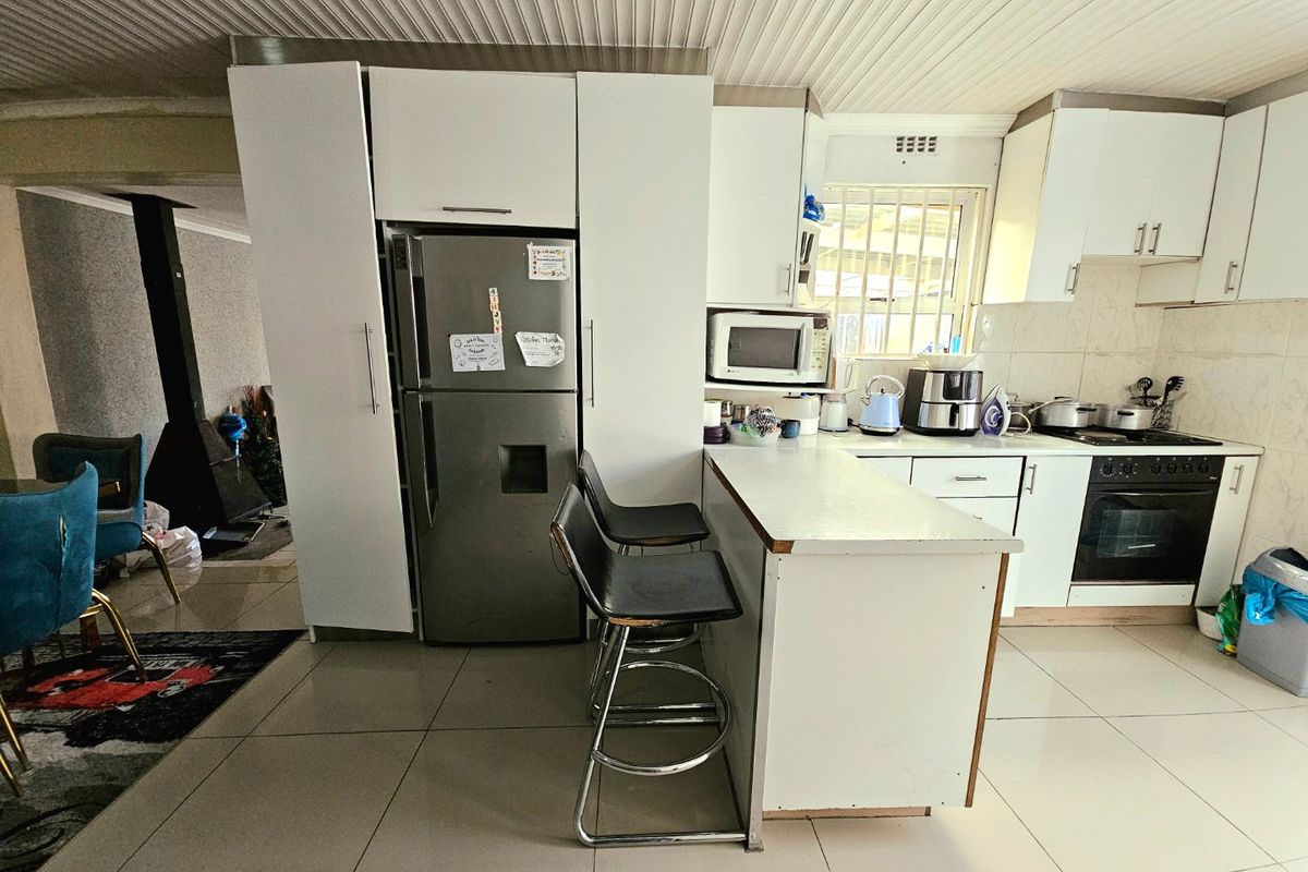 Three bedroom family home - Photo 5