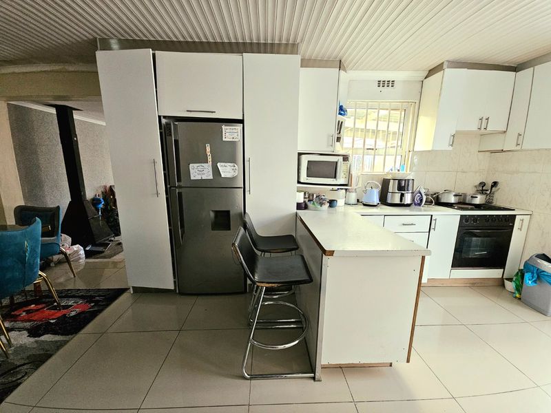 Three bedroom family home - Photo 5