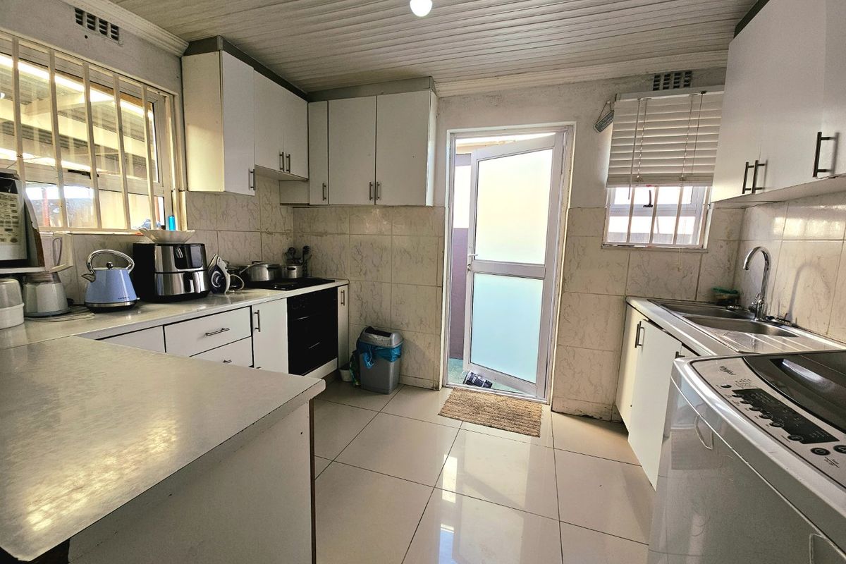 Three bedroom family home - Photo 3