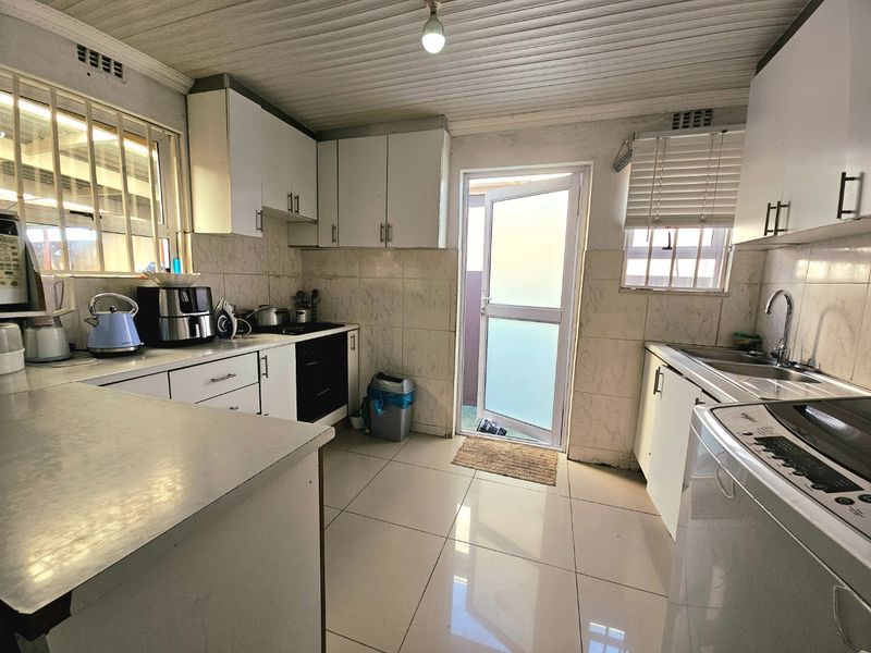 Three bedroom family home - Photo 3