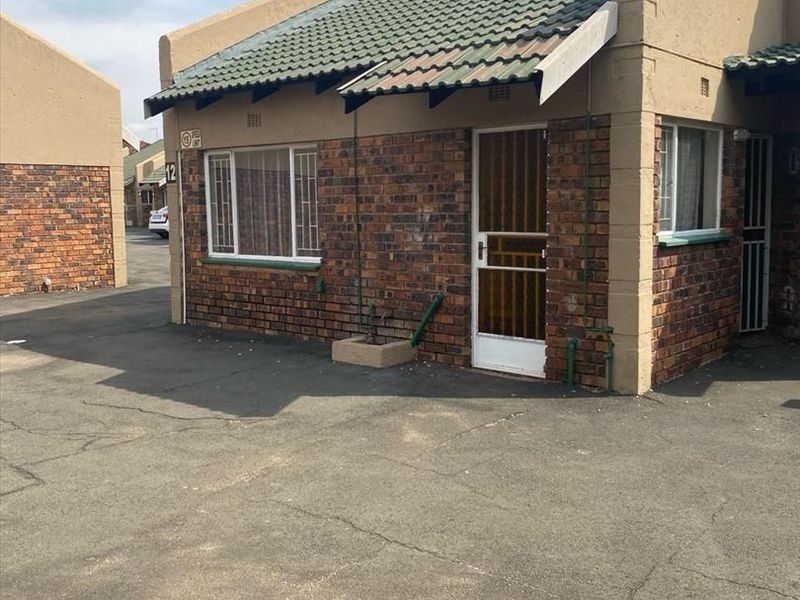 Charming Two-Bedroom Home with Modern Comforts - Photo 3