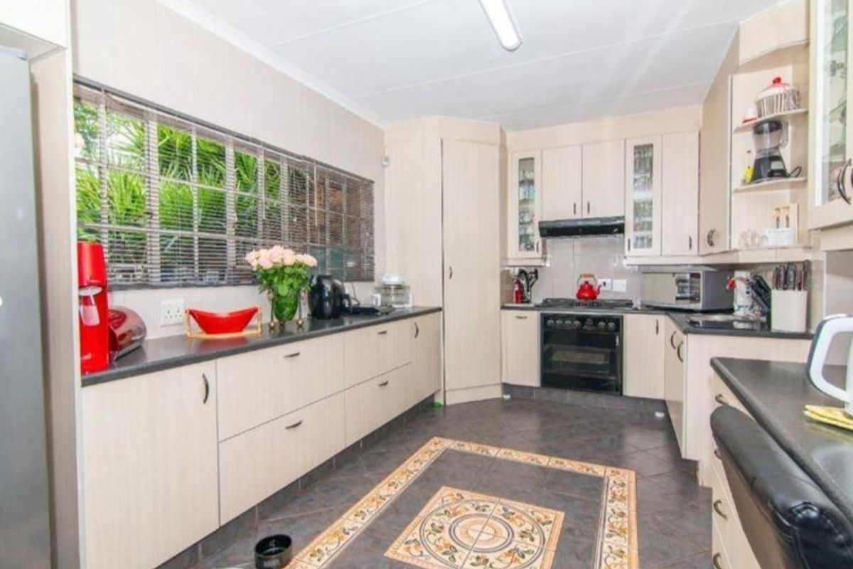 5 Bedroom family home with 2 flats, walking distance from schools !!! - Photo 4