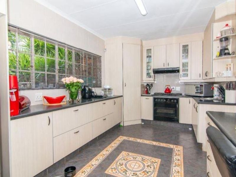 5 Bedroom family home with 2 flats, walking distance from schools !!! - Photo 4