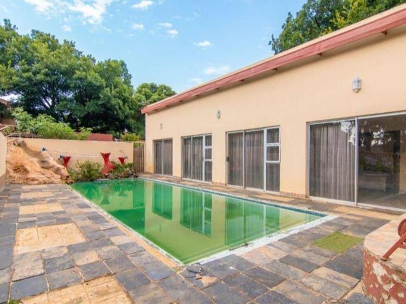 5 Bedroom family home with 2 flats, walking distance from schools !!! - Photo 10