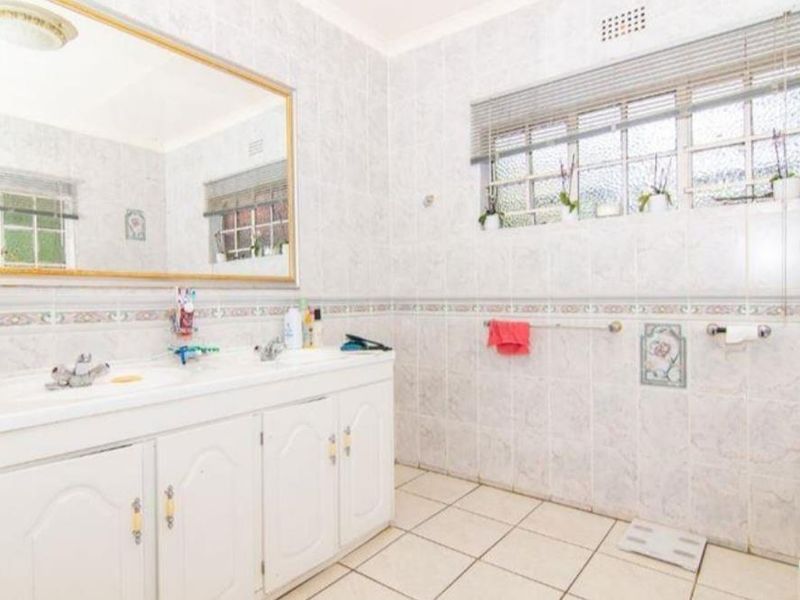5 Bedroom family home with 2 flats, walking distance from schools !!! - Photo 9