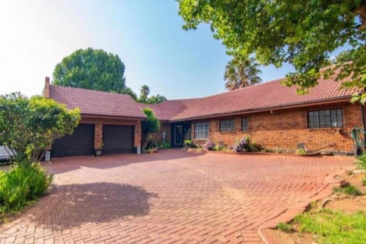 5 Bedroom family home with 2 flats, walking distance from schools !!! - Photo 2