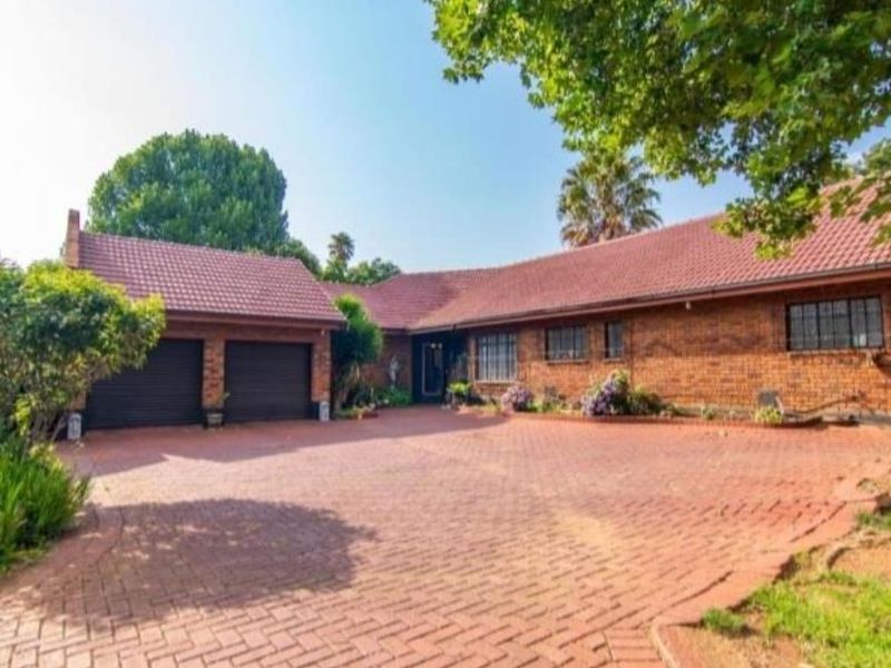 5 Bedroom family home with 2 flats, walking distance from schools !!! - Photo 2