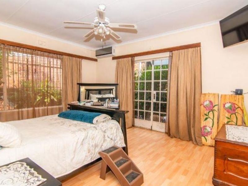 5 Bedroom family home with 2 flats, walking distance from schools !!! - Photo 8