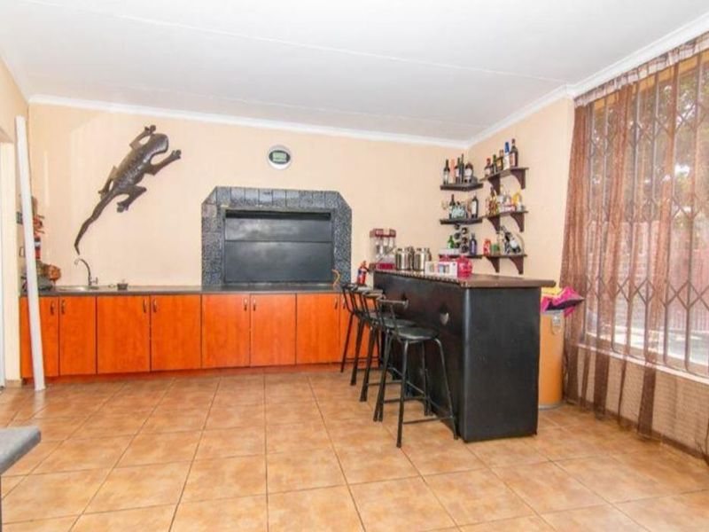 5 Bedroom family home with 2 flats, walking distance from schools !!! - Photo 7