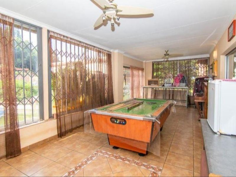 5 Bedroom family home with 2 flats, walking distance from schools !!! - Photo 6