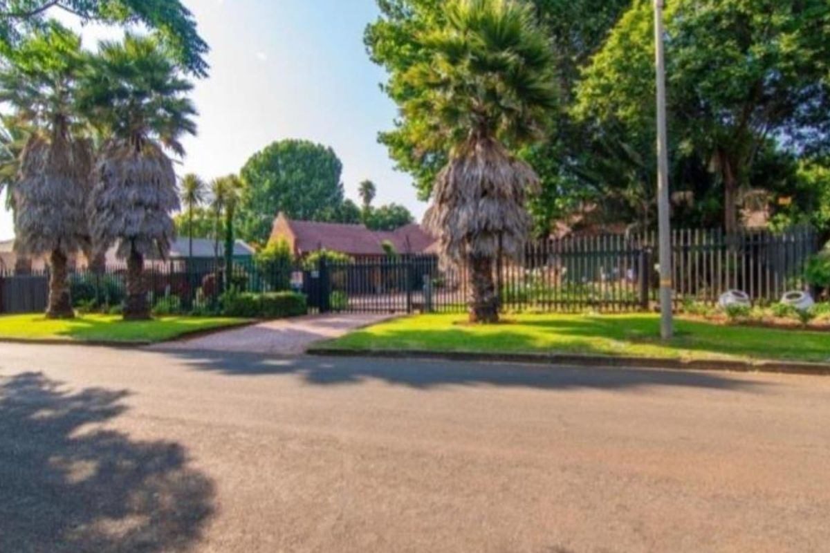 5 Bedroom family home with 2 flats, walking distance from schools !!! - Photo 3