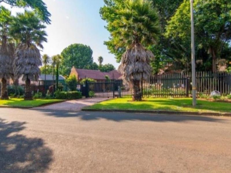 5 Bedroom family home with 2 flats, walking distance from schools !!! - Photo 3
