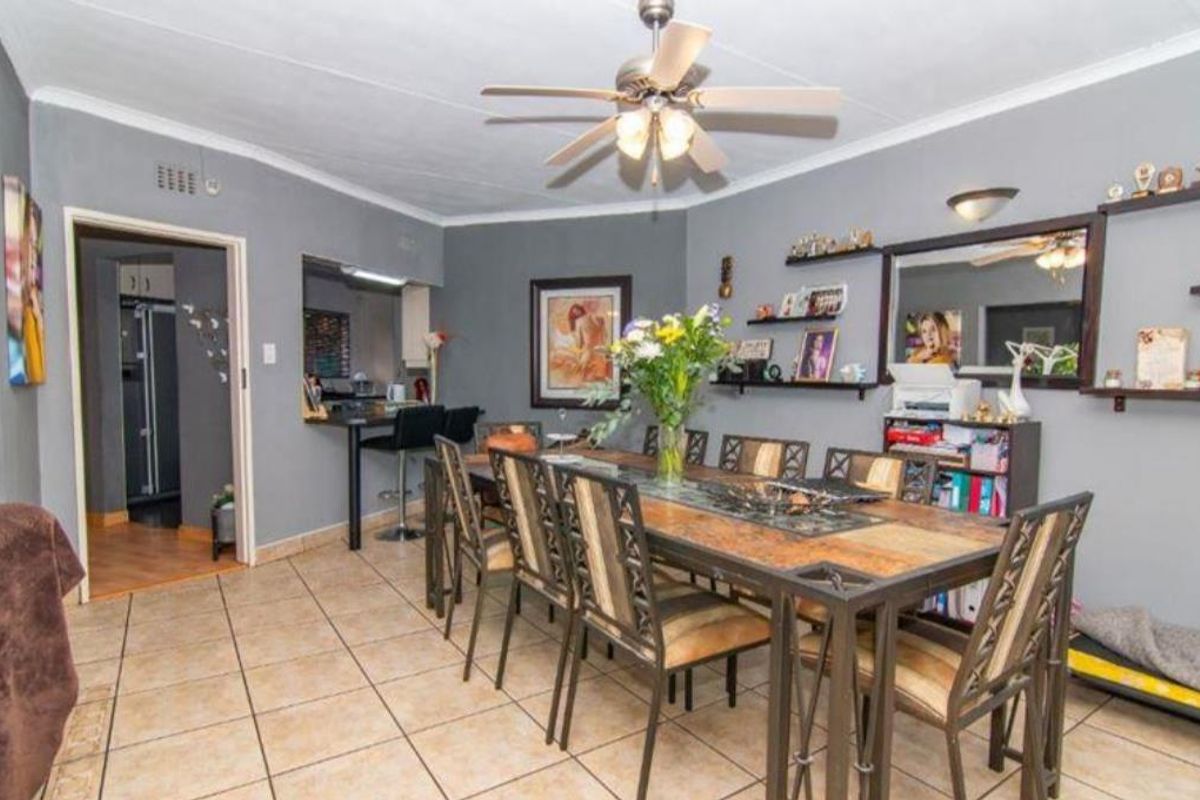 5 Bedroom family home with 2 flats, walking distance from schools !!! - Photo 5