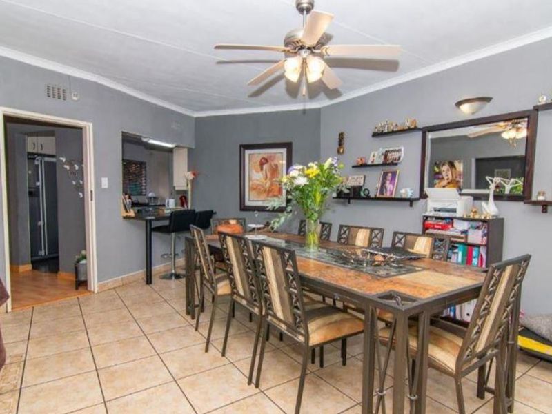 5 Bedroom family home with 2 flats, walking distance from schools !!! - Photo 5