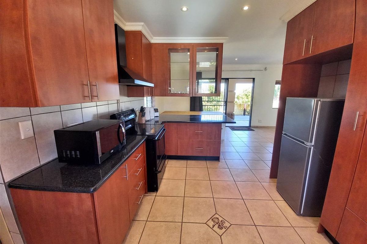 Spacious Family Home with Ample Living Space - Photo 2