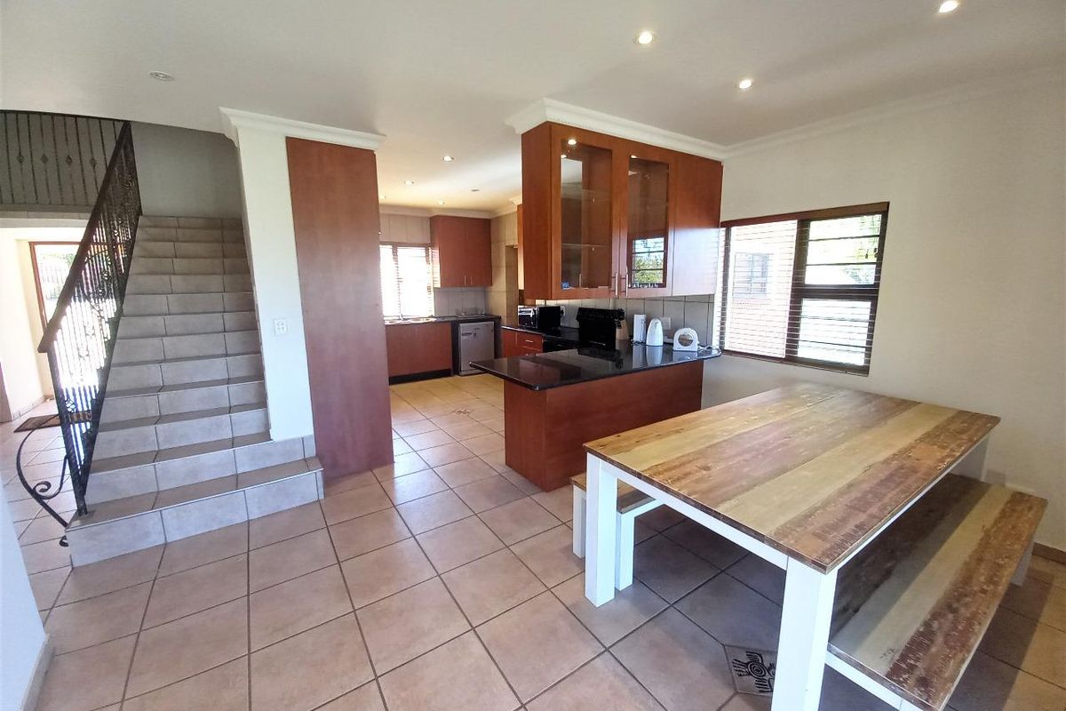 Spacious Family Home with Ample Living Space - Photo 5