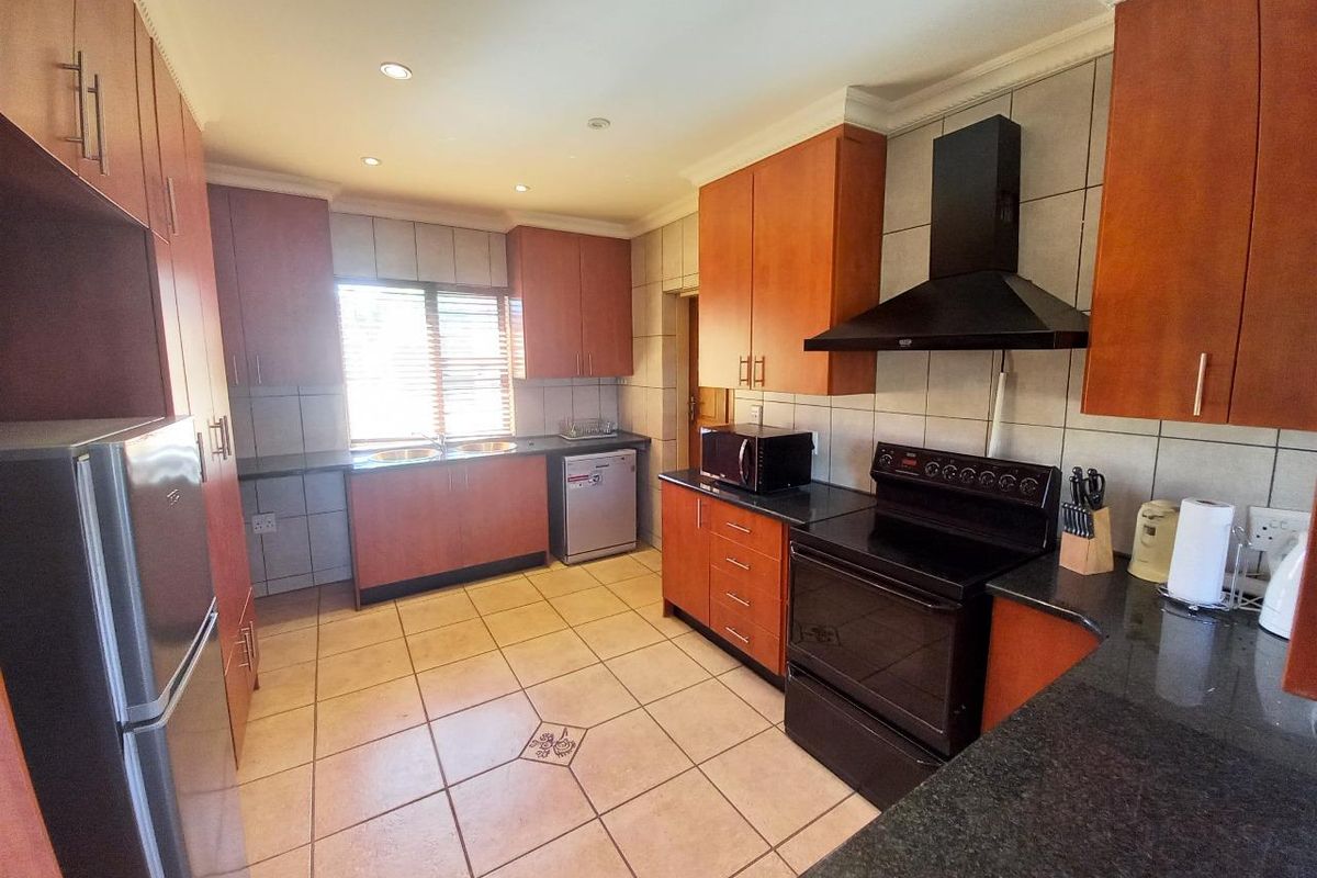 Spacious Family Home with Ample Living Space - Photo 4