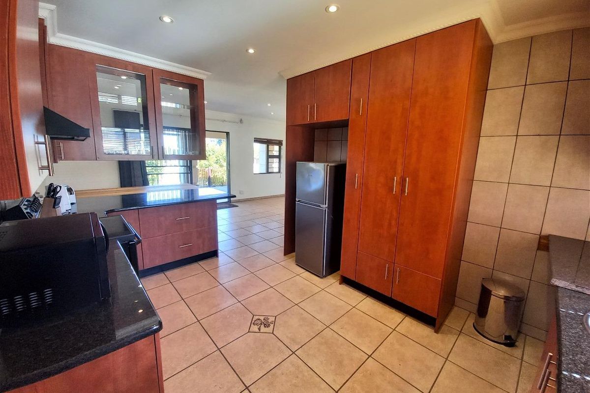 Spacious Family Home with Ample Living Space - Photo 3