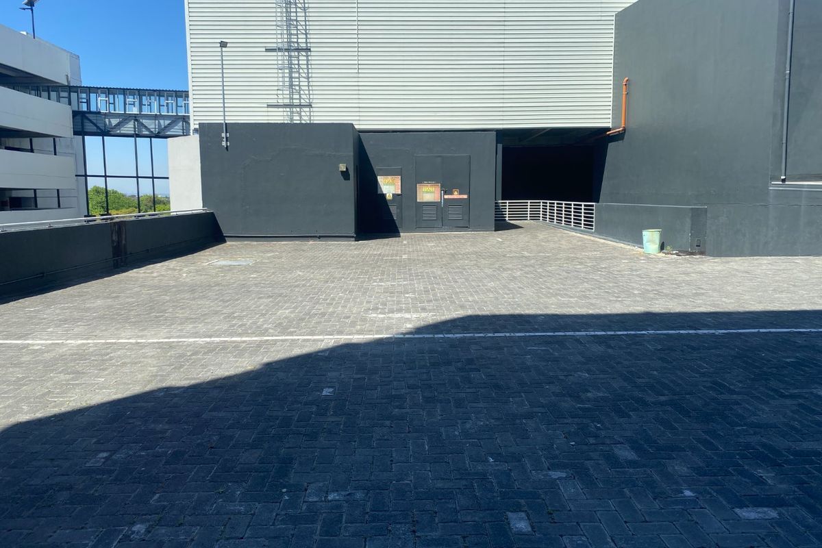 458m2 Commercial Space to Let  - Photo 4