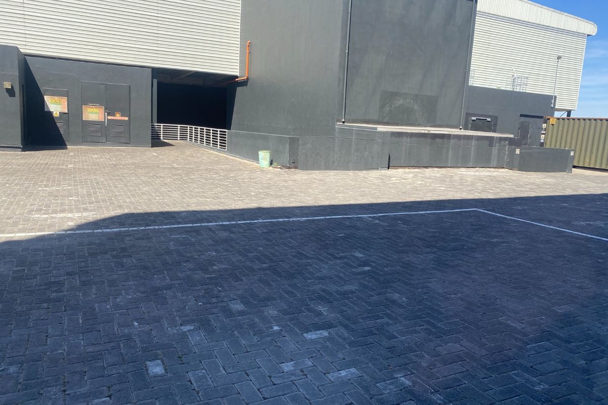 458m2 Commercial Space to Let  - Photo 5