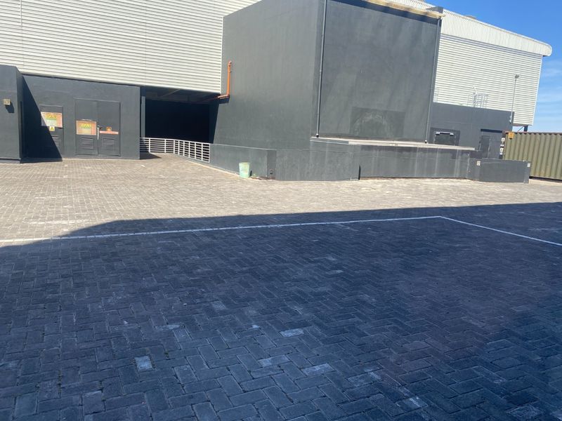 458m2 Commercial Space to Let  - Photo 5