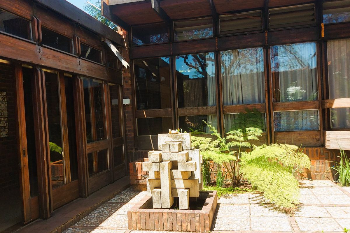 3 Bedroomed Property With Potential. Retro 70s Architectural Gem  - Photo 2