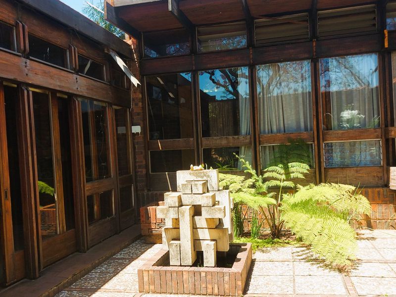 3 Bedroomed Property With Potential. Retro 70s Architectural Gem  - Photo 2