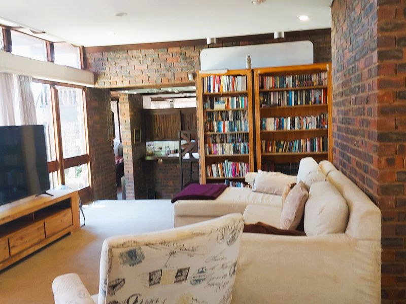 3 Bedroomed Property With Potential. Retro 70s Architectural Gem  - Photo 8