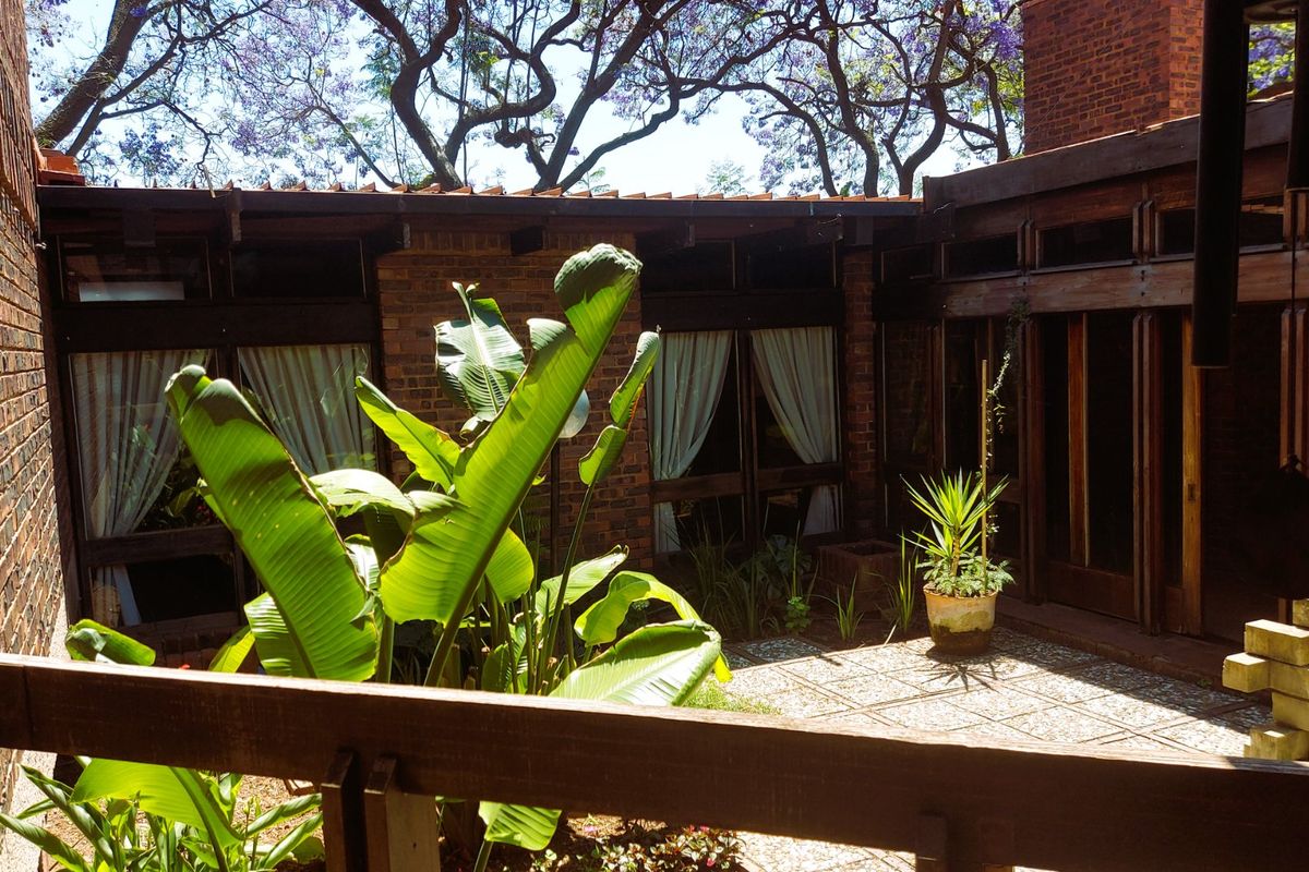 3 Bedroomed Property With Potential. Retro 70s Architectural Gem  - Photo 5