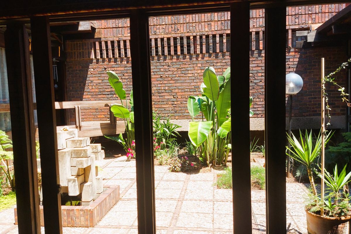 3 Bedroomed Property With Potential. Retro 70s Architectural Gem  - Photo 3