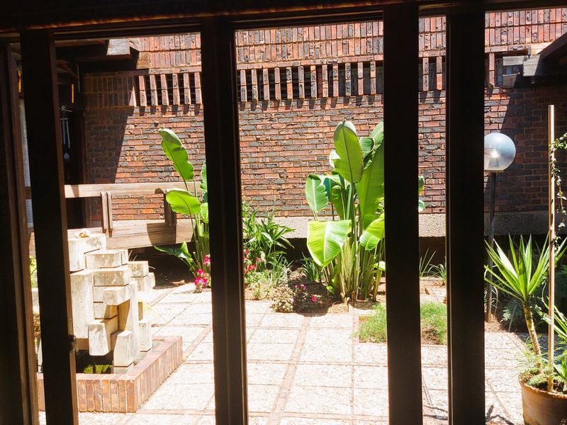 3 Bedroomed Property With Potential. Retro 70s Architectural Gem  - Photo 3