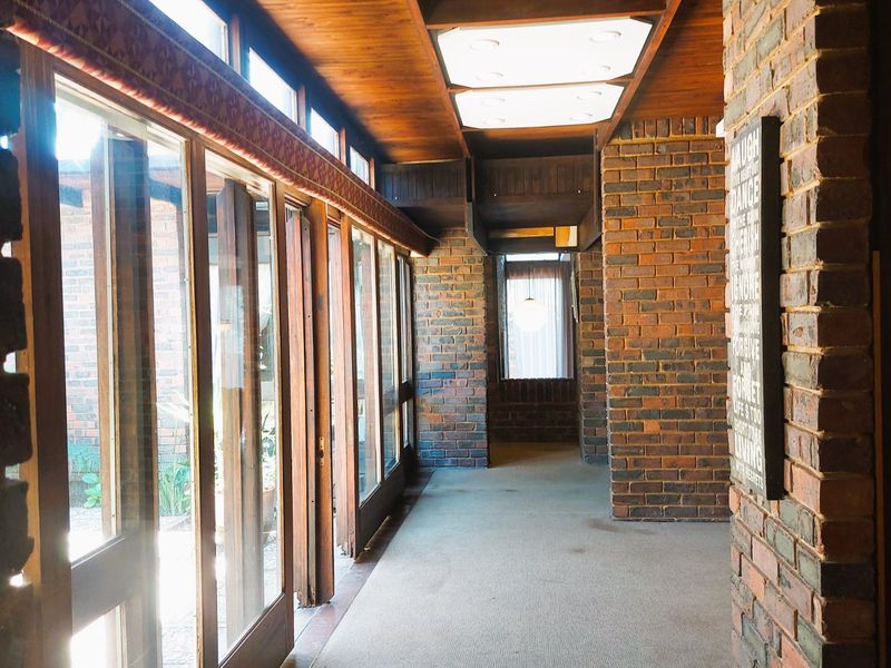 3 Bedroomed Property With Potential. Retro 70s Architectural Gem  - Photo 10