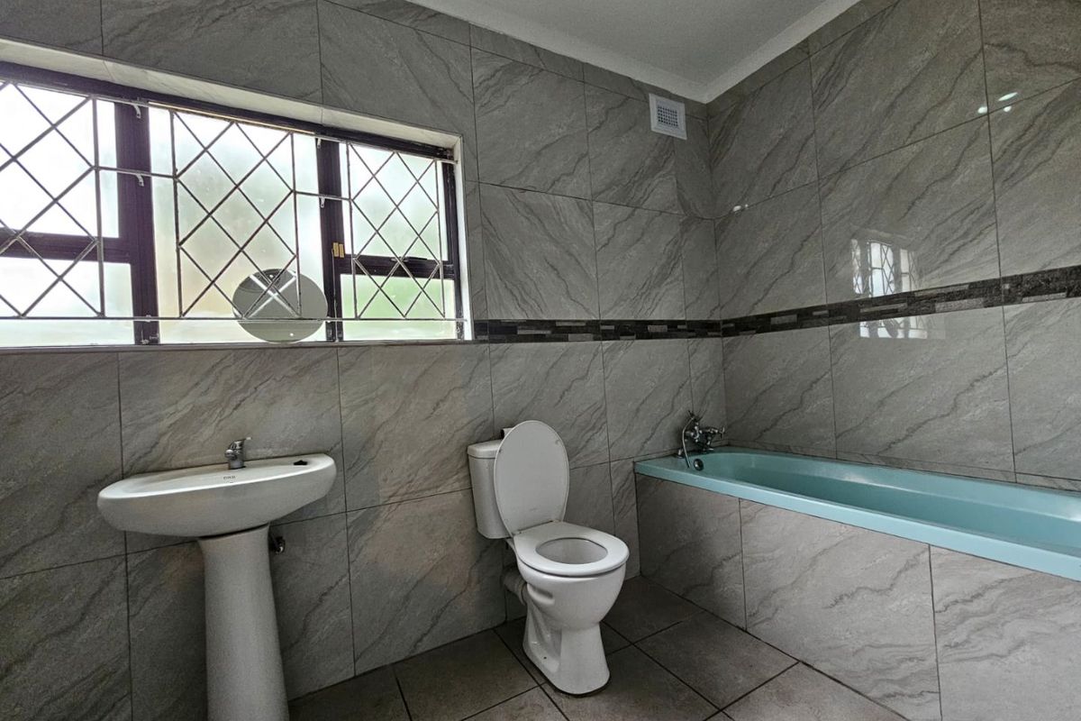 3 Bedroom Apartment for Rent in Stanger Manor - Photo 5