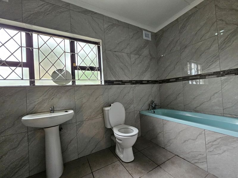 3 Bedroom Apartment for Rent in Stanger Manor - Photo 5