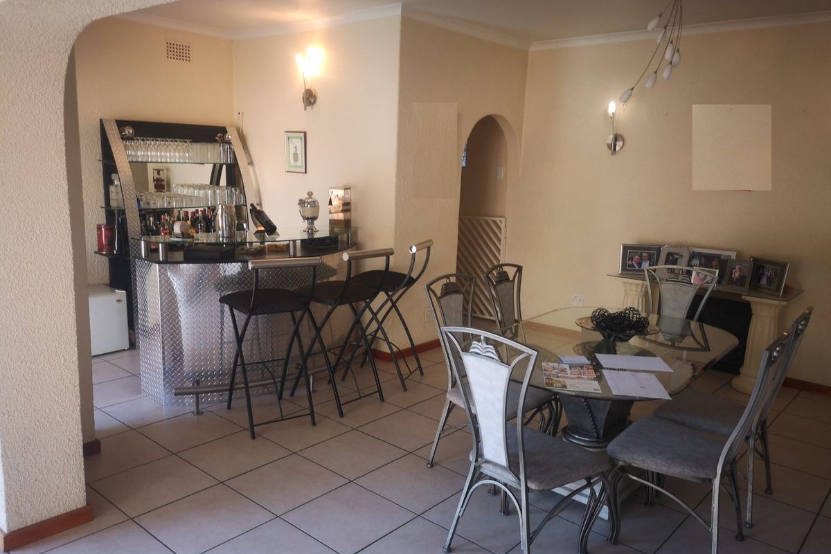 Spacious Family Home with Cottage and Pool in Secure Sunnyrock - Photo 5