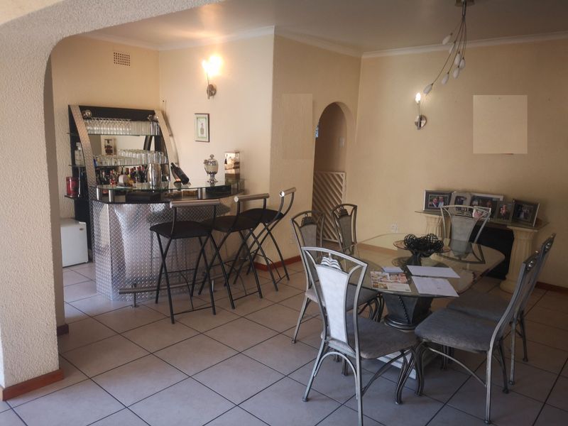 Spacious Family Home with Cottage and Pool in Secure Sunnyrock - Photo 5