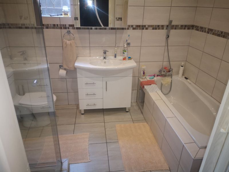 Spacious Family Home with Cottage and Pool in Secure Sunnyrock - Photo 9