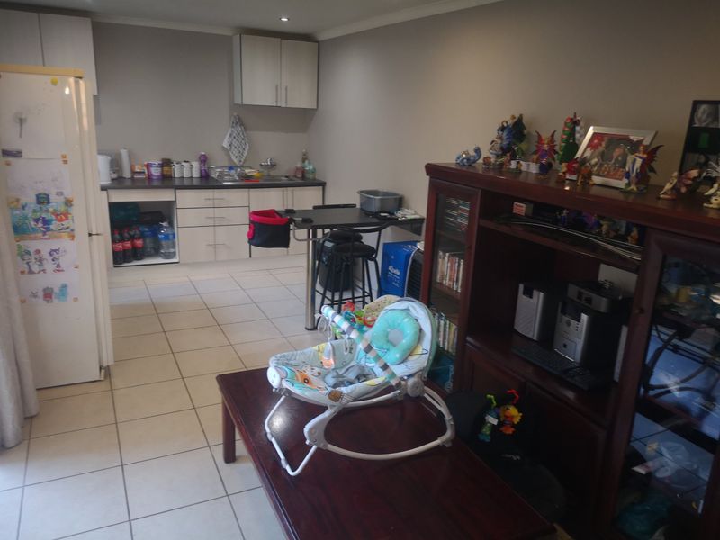 Spacious Family Home with Cottage and Pool in Secure Sunnyrock - Photo 8