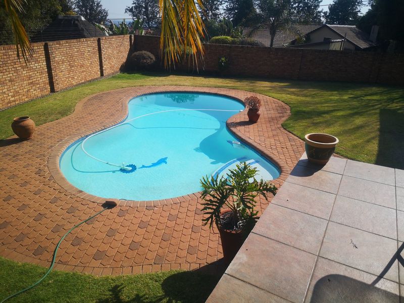 Spacious Family Home with Cottage and Pool in Secure Sunnyrock - Photo 6