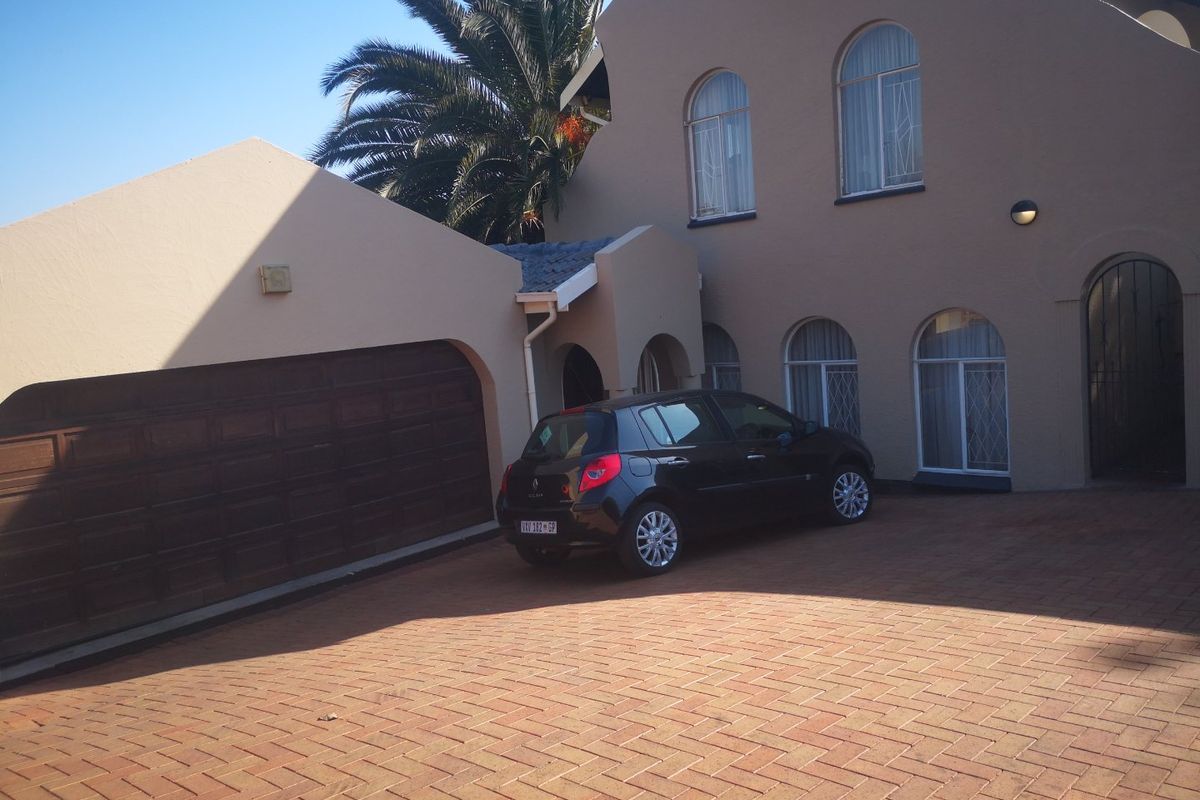 Spacious Family Home with Cottage and Pool in Secure Sunnyrock - Photo 2