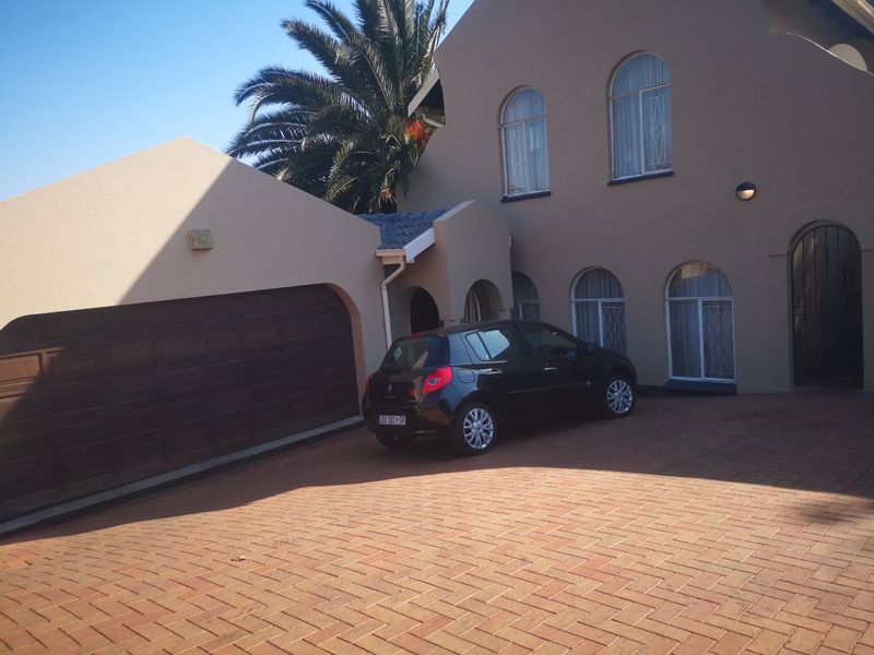 Spacious Family Home with Cottage and Pool in Secure Sunnyrock - Photo 2