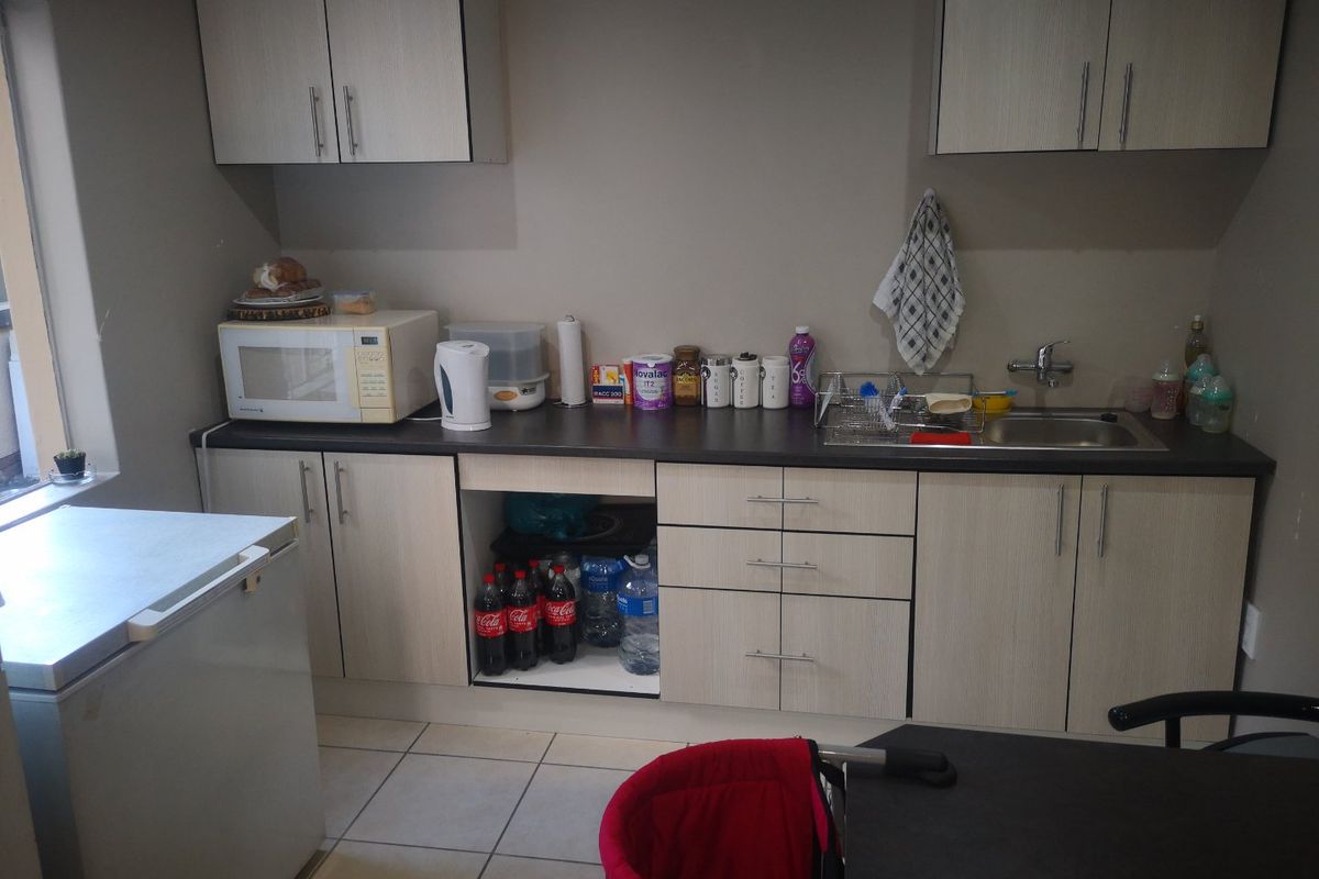Spacious Family Home with Cottage and Pool in Secure Sunnyrock - Photo 4