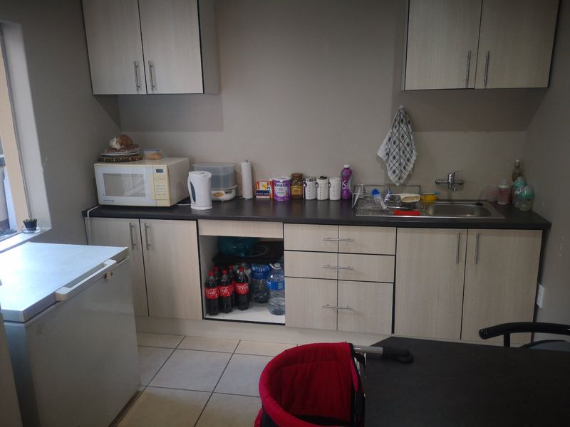 Spacious Family Home with Cottage and Pool in Secure Sunnyrock - Photo 4