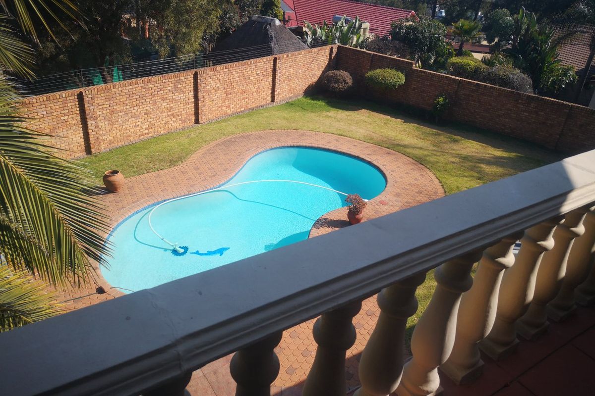 Spacious Family Home with Cottage and Pool in Secure Sunnyrock - Photo 3