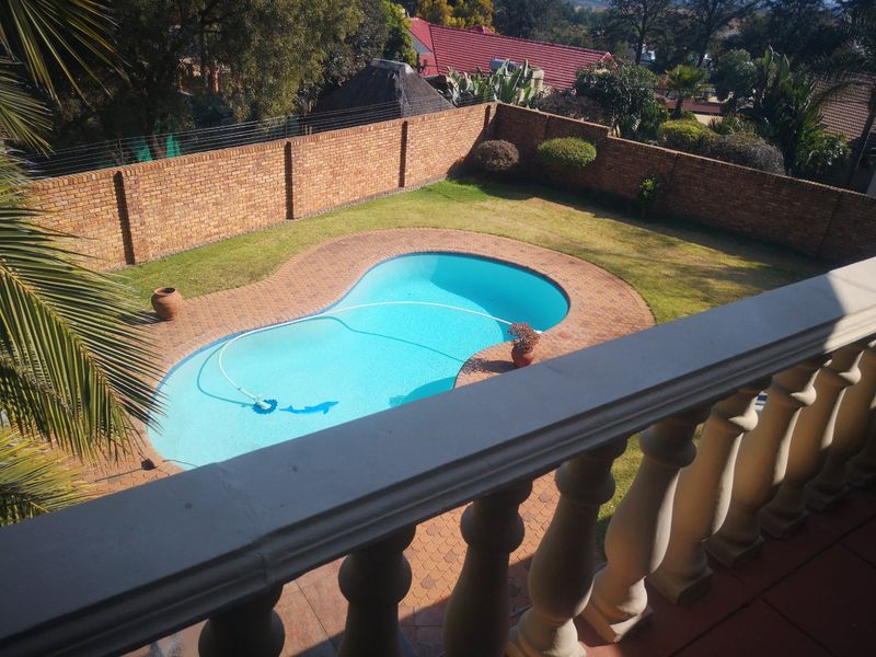 Spacious Family Home with Cottage and Pool in Secure Sunnyrock - Photo 3