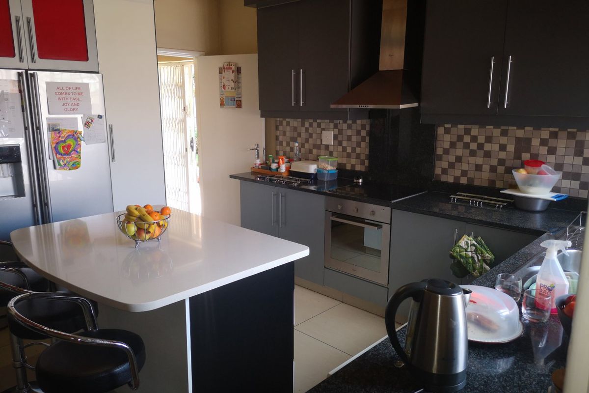 Charming 4-Bedroom Family Home with Pool, Cottage & Modern Finishes! - Photo 3