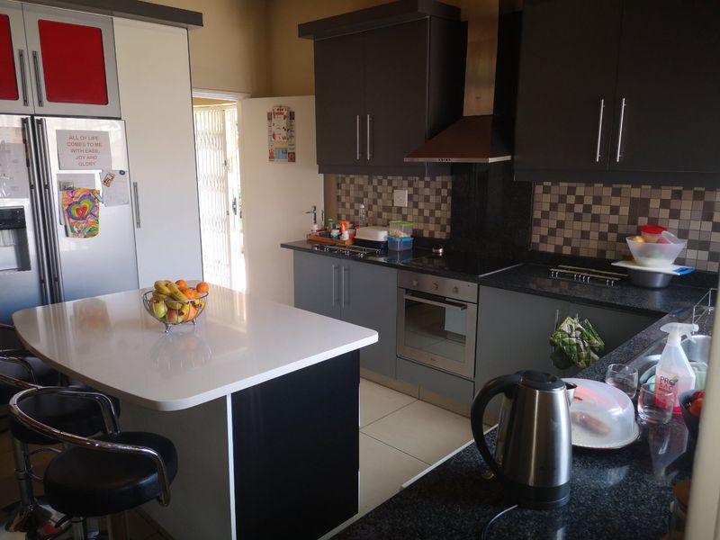 Charming 4-Bedroom Family Home with Pool, Cottage & Modern Finishes! - Photo 3